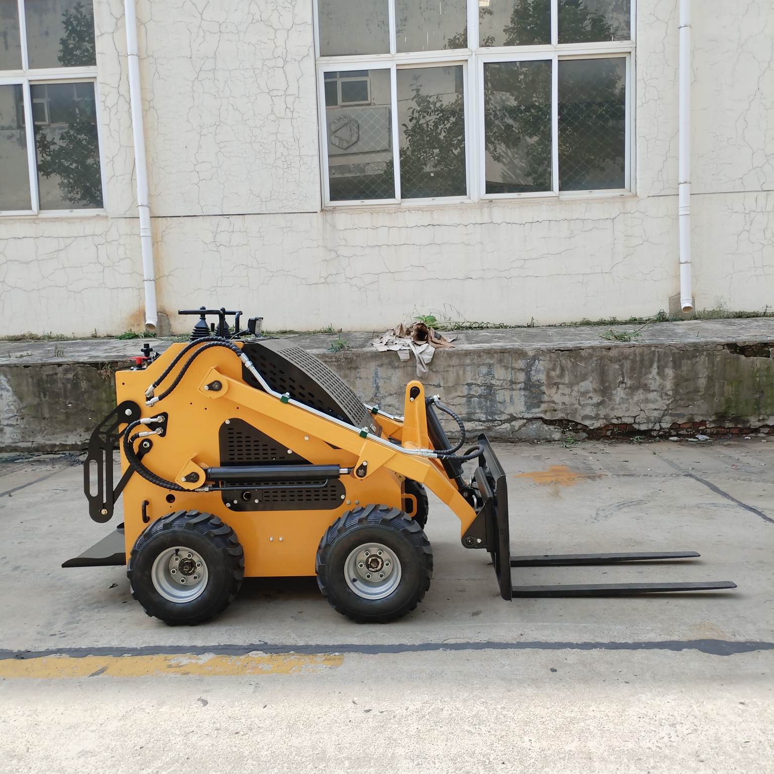 Chargeuse compacte de 300 kg